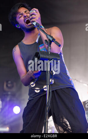 Dover, Delaware, Stati Uniti d'America. Xx Giugno, 2014. Il cantante SAMEER GADHIA della band giovani il gigante si esibisce dal vivo al 2014 Firefly Music Festival di Dover, Delaware Credit: Daniel DeSlover/ZUMAPRESS.com/Alamy Live News Foto Stock