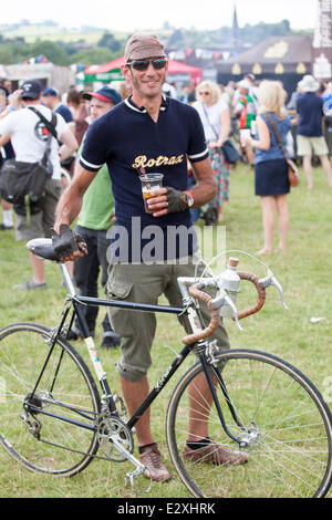 Bakewell, Derbyshire, Regno Unito. Il 21 giugno, 2014. Un vintage bike event, l'Eroica Britannia, svolgendo in Bakewell, Derbyshire su 20 -22° Giugno 2014. L'evento internazionale attira piloti provenienti da tutta Europa, molti in costume e tutti equitazione 'eroiche' moto, che è la bici da corsa costruite prima del 1987. Credito: Eric Murphy/Alamy Live News Foto Stock