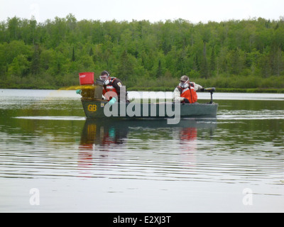 Equipaggio SLC applicando Lampricide Lentic nella zona di controllo di lampreda di mare. Foto Stock