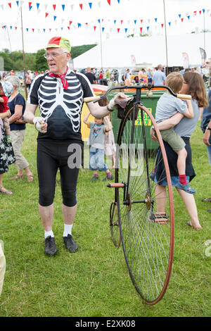 Bakewell, Derbyshire, Regno Unito. Il 21 giugno, 2014. Un vintage bike event, l'Eroica Britannia, svolgendo in Bakewell, Derbyshire su 20 -22° Giugno 2014. L'evento internazionale attira piloti provenienti da tutta Europa, molti in costume e tutti equitazione 'eroiche' moto, che è la bici da corsa costruite prima del 1987. Credito: Eric Murphy/Alamy Live News Foto Stock