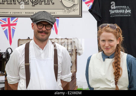 Bakewell, Derbyshire, Regno Unito. Il 21 giugno, 2014. Un vintage bike event, l'Eroica Britannia, svolgendo in Bakewell, Derbyshire su 20 -22° Giugno 2014. L'evento internazionale attira piloti provenienti da tutta Europa, molti in costume e tutti equitazione 'eroiche' moto, che è la bici da corsa costruite prima del 1987. Credito: Eric Murphy/Alamy Live News Foto Stock