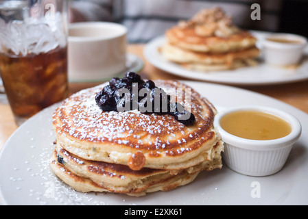 Una pila di stile americano pancake con mirtilli. Servita in un ristorante. Foto Stock