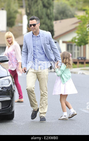 Jessica Alba e Cash Warren prendere le loro figlie, onore e rifugio per una festa di Pasqua con: onore Warren,Cash Warren dove: Camarillo , California, Stati Uniti quando: 31 Mar 2013 Foto Stock