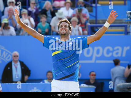 Eastbourne, Regno Unito. Il 21 giugno, 2014. Aegon International Eastbourne Feliciano Lopez (ESP) celebra come egli sconfigge Richard Gasquet (FRA) da un punteggio di 6-4, 6-7, 7-5 in uomini finali corrispondono a Devonshire Park. Credito: Azione Sport Plus/Alamy Live News Foto Stock