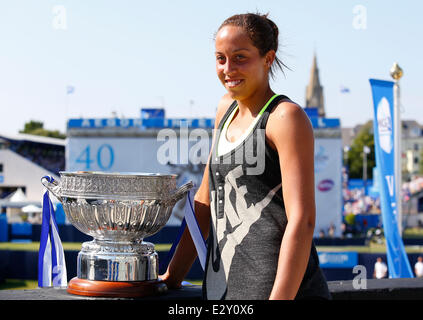 Eastbourne, Regno Unito. Il 21 giugno, 2014. Aegon International Eastbourne Madison tasti (USA) con i suoi vincitori trofeo dopo wining finale donne in Devonshire Park. Credito: Azione Sport Plus/Alamy Live News Foto Stock