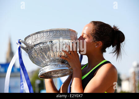 Eastbourne, Regno Unito. Il 21 giugno, 2014. Aegon International Eastbourne Madison tasti (USA) con i suoi vincitori trofeo dopo wining finale donne in Devonshire Park. Credito: Azione Sport Plus/Alamy Live News Foto Stock