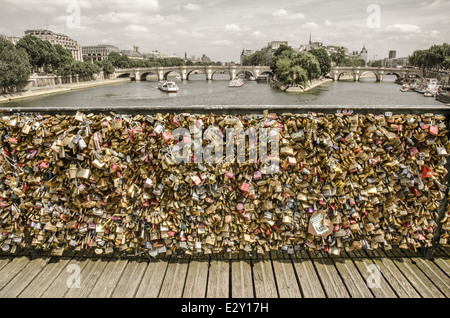 Amore lucchetti sul ponte Pont des Arts sul fiume Senna a Parigi, Francia Foto Stock