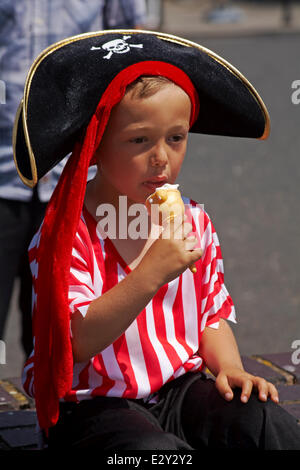 Ragazzo giovane vestito come pirati a mangiare il gelato a.Harry Paye giorno, Poole nel giugno del credito: Carolyn Jenkins/Alamy Live News Foto Stock