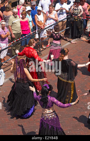 Una danzatrice del ventre in azione a Harry Paye giorno - Poole la celebrazione annuale della sua pirata preferito figlio 'Arry pagina. La folla guarda le danzatrici del ventre Credito: Carolyn Jenkins/Alamy Live News Foto Stock