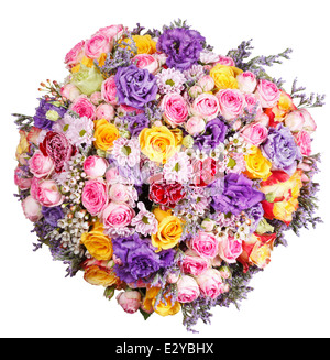 Vista superiore del mazzo di fiori di rose e crisantemi isolati su sfondo bianco Foto Stock