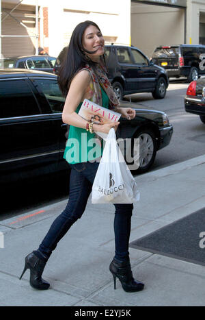 L'attrice Jaime Murray arrivando al suo hotel di Manhattan offre: Jaime Murray dove: New York City, NY, Stati Uniti quando: 10 Apr 2013.com Foto Stock