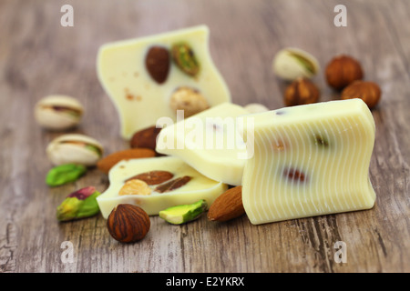 Bianco pezzi di cioccolato con mandorle e pistacchi e nocciole Foto Stock