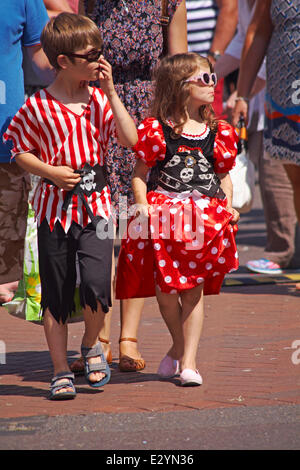 Ragazzo e ragazza vestita come pirati all.Harry Paye giorno, Poole nel giugno del credito: Carolyn Jenkins/Alamy Live News Foto Stock