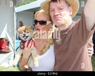 Coco Austin e Jeff Timmons assiste il Mix 94,1 "Pet-A-Palooza' a Sunset Park offre: Coco Austin dove: Las Vegas, Nevada, Stati Uniti quando: 14 Apr 2013 Foto Stock