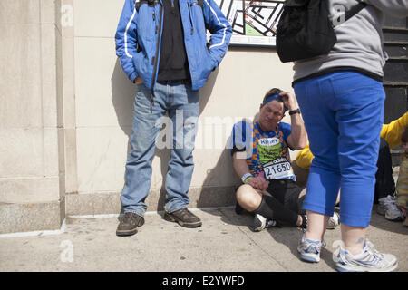 I corridori crollo dopo essere stato costretto a fermarsi durante la Maratona di Boston dopo bombe sono esplose in prossimità del traguardo. Dove: Boston, MA, Stati Uniti quando: 15 Apr 2013 **Non disponibile per la pubblicazione in Francia, Paesi Bassi, Belgio, Spagna e Italia. Disponibile per il resto del mondo. ** Foto Stock