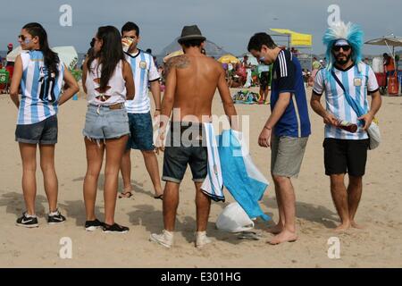 2014 FIFA World Cup Brasile. Ventole argentino a Copacabana Beach per guardare la partita contro l'Iran, giocato in Belo Horizonte. Rio de Janeiro, Brasile, 21 Giugno, 2014. Foto Stock