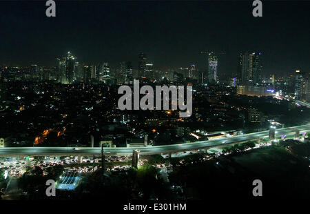 Jakarta, centro di Jakarta, Indonesia. Xiv Feb, 2013. Jakarta luci della città di notte. Indonesiano Ministro delle finanze Chatib Basri si aspetta che la maggiore delle tariffe elettriche che possono essere introdotte al 1 luglio 2014 (per 400-950 watt capacità) avrà un impatto relativamente modesto sul ritmo di inflazione nel sud-est asiatico la più grande economia. Non si sa ancora se il prezzo dell'elettricità potrà infatti essere sollevata per luglio 2014 come questa decisione ha ancora bisogno di approvazione della Camera dei rappresentanti VII della Commissione sulle questioni energetiche. La speculazione è aumentata anche che il governo farà aumentare i prezzi di s Foto Stock