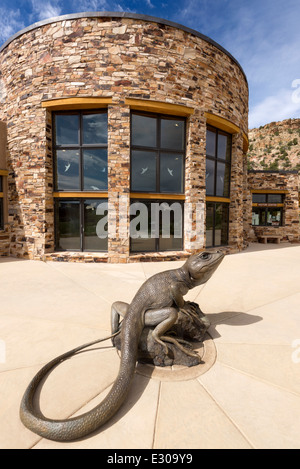 Grande Bacino di lucertola a collare scultura davanti al Escalante interagenzie Vistiors Center di Escalante, Utah. Foto Stock