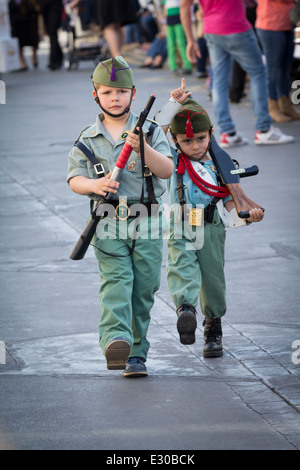 Due bambini vestiti come legionari spagnole in marcia durante una parata di Pasqua Foto Stock