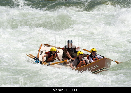 Esecuzione di cascate di lava sul fiume Colorado in un dory, Grand Canyon, Arizona. Foto Stock
