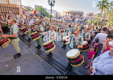 Lo spagnolo legionari suonando la batteria durante una parata di Pasqua Foto Stock