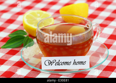 Benvenuti a casa carta con la tazza di tè e caffè e limone Foto Stock