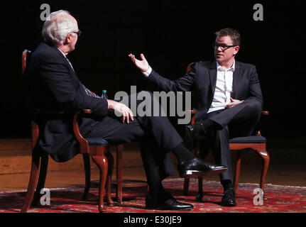 La Harvard University onori Matt Damon con il 2013 Medaglia di arti con: Matt Damon,Giovanni A. Lithgow dove: Cambridge, Massachusetts, Stati Uniti quando: 25 Apr 2013 Foto Stock