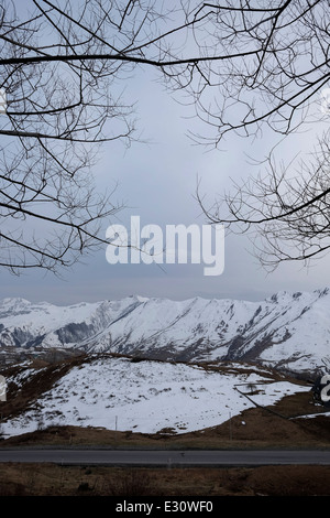 Montagne innevate nel quartiere Stepantsminda sulle pendici meridionali del Caucaso maggiore gamma di montagna in Georgia Foto Stock