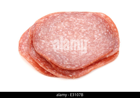 Fette di salame tedesco salsiccia in una pila, isolato su sfondo bianco Foto Stock