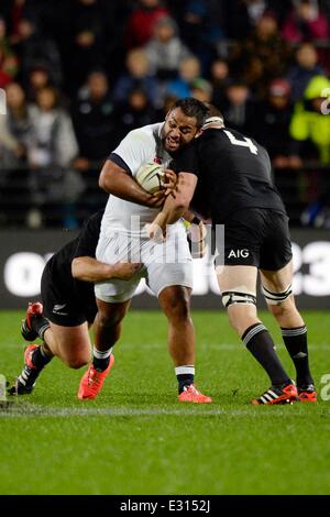 Hamilton, la Nuova Zelanda. Il 21 giugno, 2014. L'Inghilterra del Billy Vunipola affrontato. All Blacks contro l'Inghilterra. Internazionale di Rugby Union. Terzo test match della serie Steinlager, Hamilton. La Nuova Zelanda. Sabato 21 Giugno 2014. Credito: Azione Sport Plus/Alamy Live News Foto Stock