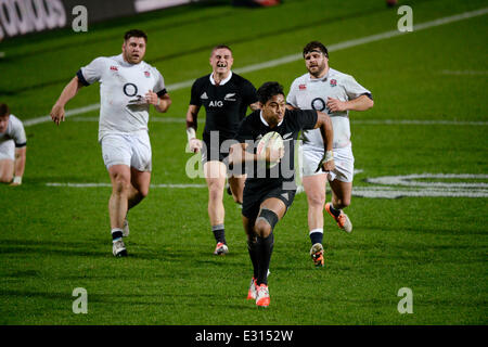 Hamilton, la Nuova Zelanda. Il 21 giugno, 2014. Julian Savea corre in per una prova. All Blacks contro l'Inghilterra. Internazionale di Rugby Union. Terzo test match della serie Steinlager, Hamilton. La Nuova Zelanda. Sabato 21 Giugno 2014. Credito: Azione Sport Plus/Alamy Live News Foto Stock