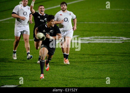 Hamilton, la Nuova Zelanda. Il 21 giugno, 2014. Julian Savea corre in per una prova. All Blacks contro l'Inghilterra. Internazionale di Rugby Union. Terzo test match della serie Steinlager, Hamilton. La Nuova Zelanda. Sabato 21 Giugno 2014. Credito: Azione Sport Plus/Alamy Live News Foto Stock