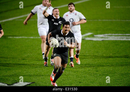 Hamilton, la Nuova Zelanda. Il 21 giugno, 2014. Julian Savea corre in per una prova. All Blacks contro l'Inghilterra. Internazionale di Rugby Union. Terzo test match della serie Steinlager, Hamilton. La Nuova Zelanda. Sabato 21 Giugno 2014. Credito: Azione Sport Plus/Alamy Live News Foto Stock