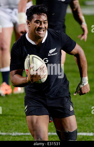 Hamilton, la Nuova Zelanda. Il 21 giugno, 2014. Julian Savea corre in per una prova. All Blacks contro l'Inghilterra. Internazionale di Rugby Union. Terzo test match della serie Steinlager, Hamilton. La Nuova Zelanda. Sabato 21 Giugno 2014. Credito: Azione Sport Plus/Alamy Live News Foto Stock