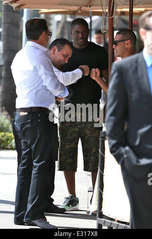 Reggie Bush lascia Il Pastaio ristorante a Beverly Hills dopo a pranzo con gli amici. Reggie ha posato per le foto con i fans prima di arrivare alla sua Lamborghini Aventador. Dotato di: Reggie Bush dove: Los Angeles, California, Stati Uniti quando: 03 m Foto Stock