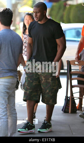 Reggie Bush lascia Il Pastaio ristorante a Beverly Hills dopo a pranzo con gli amici. Reggie ha posato per le foto con i fans prima di arrivare alla sua Lamborghini Aventador. Dotato di: Reggie Bush dove: Los Angeles, California, Stati Uniti quando: 03 m Foto Stock