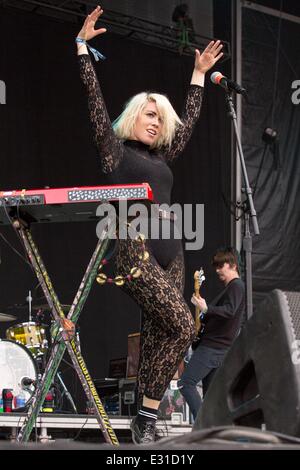 Dover, Delaware, Stati Uniti d'America. Il 21 giugno, 2014. HANNAH HOOPER della banda Grouplove suona dal vivo al 2014 Firefly Music Festival di Dover, Delaware Credit: Daniel DeSlover/ZUMAPRESS.com/Alamy Live News Foto Stock