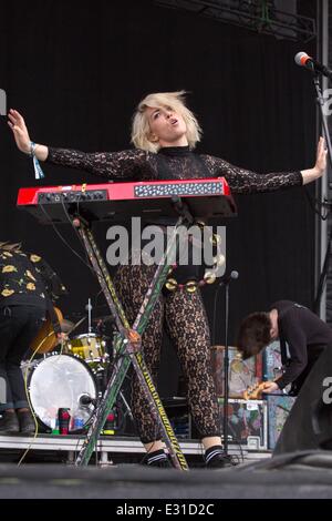 Dover, Delaware, Stati Uniti d'America. Il 21 giugno, 2014. HANNAH HOOPER della banda Grouplove suona dal vivo al 2014 Firefly Music Festival di Dover, Delaware Credit: Daniel DeSlover/ZUMAPRESS.com/Alamy Live News Foto Stock