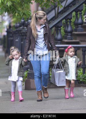 Sarah Jessica Parker's figlie gemelle, Marion e Tabitha Broderick, a scuola a piedi con i loro bambinaia con: Marion Broderic Foto Stock