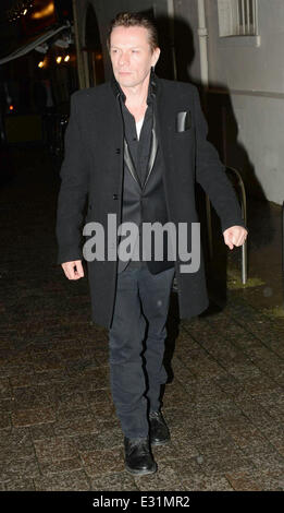 Bono festeggia il suo 53° compleanno fino a dopo le 5 del mattino con la moglie Ali Hewson e U2 compagni di band il bordo e Larry Mullen alla riga Coppinger ristorante dotato: Larry Mullen dove: Dublino, Irlanda quando: 11 Maggio 2013 Foto Stock