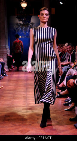 Collezione speciale da designer, Atil Kutoglu durante Istanbul Fashion Week - Pista con: modello dove: Istanbul, Turchia quando: 09 maggio 2013 **** Foto Stock