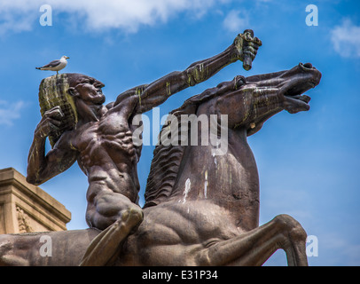 Un uccello si siede sulla testa della Bowman una statua in bronzo si trova a Chicago, Stati Uniti d'America all'intersezione del Congresso Drive e Michagan Ave. vicino Grant Park. Foto Stock