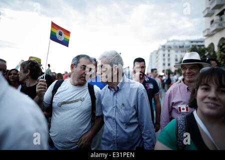 Sindaco di Salonicco Yannis Boutaris prendere parte al Pride Parade.migliaia di attivisti gay in Salonicco, Grecia hanno organizzato la 3a Salonicco Pride Festival, una 2 giorni di evento che comprendeva una sfilata intorno al centro della città. L'organizzazione della manifestazione si attirò pesanti critiche da circoli conservatori e non vi è stata una marcia di protesta contro "i sodomiti' venerdì. Salonicco, Grecia il 21 giugno 2014. Foto Stock