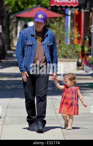 Benicio del Toro si prende la sua figlia Dalila del Toro per una passeggiata con: Benicio del Toro,Dalila del Toro Dove: Los Angeles, CA, Stati Uniti quando: 14 Maggio 2013 Foto Stock