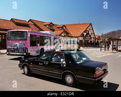 Taxi e autobus a Kawaguchiko stazione ferroviaria sulla linea Fujikyuko in Fujikawaguchiko, Yamanashi, Giappone nei pressi del Monte Fuji Foto Stock