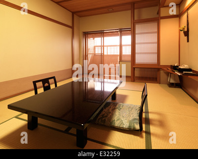 Tradizionale Giapponese con camera chabudai tavolo da tè in un ryokan hotel in Giappone. Foto Stock