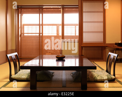 Chabudai tavolo da tè e zaisu legless sedie al tradizionale sala giapponese di ryokan hotel Foto Stock