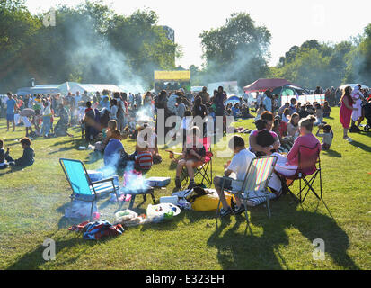 Sefton Park, Liverpool, Regno Unito. Il 21 giugno, 2014. I frequentatori del Festival godendo di un barbecue all'Africa Oye music festival di Sefton Park. Credito: Pak Hung Chan/Alamy Live News Foto Stock