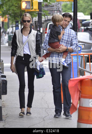 Karolina Kurkova e Archie Drury a piedi con il loro figlio Tobin Jack in Tribeca con: Karolina Kurkova,Archie Drury,Tobin Jack dove: New York, NY, Stati Uniti quando: 16 Maggio 2013 Foto Stock