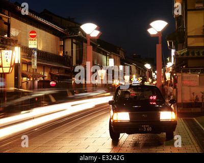 Taxi alla Hanami-koji dori street di notte, Hanamikoji geisha district, Gion, Kyoto, Giappone 2014 Foto Stock